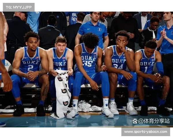 戴维斯调侃三状元合照时自信亮出1手势 只有我拿过大学冠军